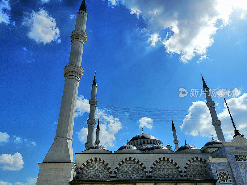 土耳其伊斯坦布尔的大Camlica清真寺(Buyuk Camlica Mosque)。